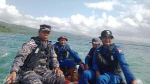 Petugas-gabungan-saat-mencari-korban-laka-laut-di-Pantai-Wawaran.jpg