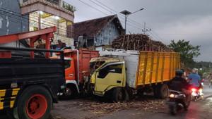 Petugas-melakukan-evakuasi-truk-tebu-yang-bertabrakan-di-jalur-Blitar-Malang.jpg