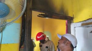 Petugas-memadamkan-api-yang-membakar-rumah-warga-di-Jalan-Kapten-Dulasim-gresik.jpg