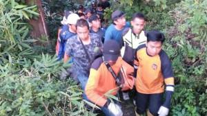 Petugas-mengevakuasi-jasad-korban-meninggal-dari-mobil-Innova-yang-terjun-ke-jurang-Pacet.jpg