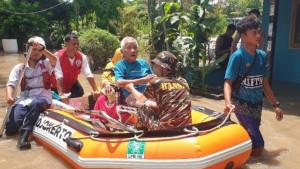 Petugas-mengevakuasi-warga-terdampak-banjir-di-Perum-Griya-Permata-Meri-Kota-Mojokerto.jpg