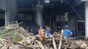 Petugas-pemadam-kebakaran-melakukan-pembahasan-di-lokasi-kebakaran-mesin-boiler-pabrik-triplek.jpg
