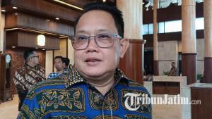 Pj-Gubernur-Jatim-Adhy-Karyono-saat-ditemui-sesuai-rapat-paripurna-di-Gedung-DPRD-Jatim-1.jpg