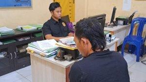Plt-Kades-saat-diperiksa-penyidik-Satreskoba-Polres-Situbondo.jpg