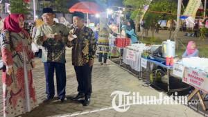 Plt-Kadisperindag-Kabupaten-Pasuruan-Mita-Kristiani-saat-meninjau-stan-stan-umkm.jpg