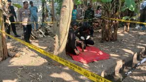 Polisi-bersama-Tim-Jibom-Gegana-Brimob-Polda-Jatim-saat-mengevakuasi-bom-mortir.jpg