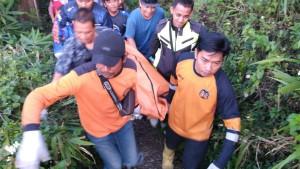 Polisi-bersama-potensi-mengevakuasi-jasad-korban-meninggal.jpg