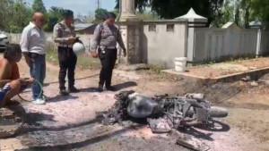 Polisi-bersama-warga-saat-memindah-bangkai-motoR.jpg