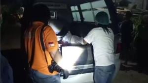 Polisi-membawa-jenazah-bayi-laki-laki-yang-dikuburkan-di-samping-rumah-MA.jpg