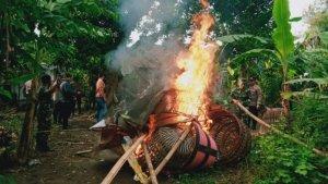 Polisi-membongkar-dan-memusnahkan-arena-judi-sabung-ayam-di-Desa-Tunggalpager.jpg