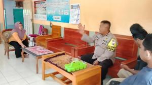 jatim/Polisi-mendatangai-SD-Sanenrejo-02-Kecamatan-Tempurejo.jpg