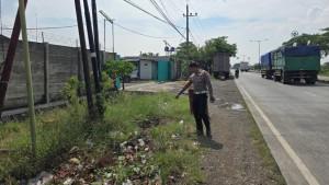Polisi-saat-melakukan-olah-TKP-di-jalan-raya-Desa-Pandanan.jpg