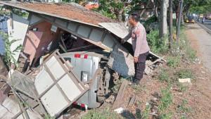 Polisi-saat-mendatangi-lokasi-kecelakaan-di-jalan-raya-Duduksampeyan-Gresik.jpg