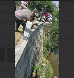 Polisi-saat-olah-TKP-dan-mengevakuasi-kendaraan.jpg