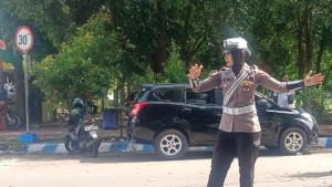 Polisi-wanita-sedang-mengatur-arus-lalu-lintas-saat-kirab-Long-March.jpg