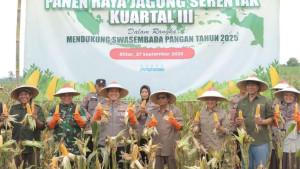 Polres-Blitar-melaksanakan-panen-raya-jagung-di-lahan-binaan.jpg