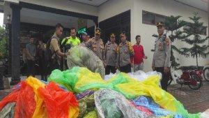 Polres-Trenggalek-mengamankan-83-buah-balon-udara-tanpa-awak.jpg