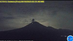 Potret-Gunung-Semeru-terpantau-mengeluarkan-lava-pijar-hingga-jarak-2000-meter.jpg