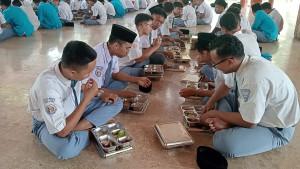 Potret-santri-di-Pondok-Pesantren-Darul-Ulum-Rejoso-nikmati-program-mbg.jpg