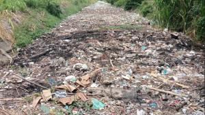 Potret-tumpukan-sampah-bercampur-limbah-di-sebuah-kali.jpg