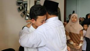 Prabowo-Subianto-menemui-keluarga-4-prajurit-TNI-yang-gugur-dalam-jatuhnya-pesawat-di-pasuruan.jpg