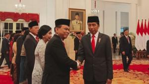 Presiden-Joko-Widodo-memberikan-selamat-kepada-Menkominfo-Budi-Arie-Setiadi-yang-baru-dilantik.jpg