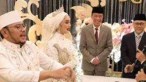 Presiden-ke-7-Jokowi-tertawa-saat-Wali-Kota-Tegal-Dedy-Yon-Supriyono-dengan-Gadis-Sephi-Febriana.jpg