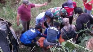 Proses-evakuasi-mobil-Innova-bawa-7-penumpang-terjun-ke-jurang-Pacet-Mojokerto.jpg