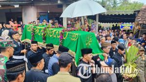 Proses-pemberangkatan-jenazah-Jainal-Fanani-menuju-TPU-Desa-Karanggandu-Trenggalek.jpg