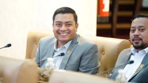 Puguh-Wiji-Pamungkas-kiri-saat-hadir-dalam-Rapat-Paripurna-DPRD-Jatim.jpg