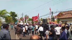 Puluhan-aparat-Polres-Bangkalan-melokalisir-dua-kubu-saat-terjadi-aksi-unjuk-rasa.jpg