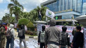 Puluhan-mahasiswa-mengadakan-demo-di-Kantor-Gubernur.jpg