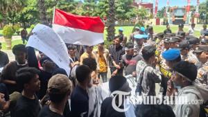 Puluhan-mahasiswa-yang-tergabung-dalam-Gerakan-Mahasiswa-Kangean-Sumenep-menggelar-aksi.jpg