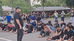 Puluhan-pemuda-dan-anak-anak-yang-diamankan-Polres-Tuban-usai-melakukan-konvoi.jpg