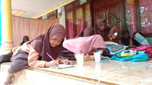 Puluhan-siswa-SDN-Madulang-2-Sampang-pindah-belajar-di-rumah-warga.jpg