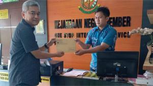 Purcayono-Juliatmoko-kuasa-hukum-demonstran-serahkan-berkas-di-kantor-Kejari-Jember.jpg
