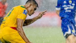Rachmat-Irianto-Rian-kembali-menjalani-laga-resmi-saat-Persebaya-menghadapi-Persib.jpg