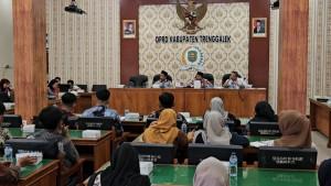 Rapat-Dengar-Pendapat-relawan-guru-honorer-di-DPRD-Trenggalek-Jalan-Ahmad-Yani.jpg