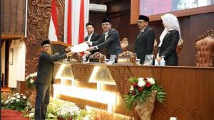Rapat-Paripurna-DPRD-Jatim-yang-berlangsung-Senin-13102025.jpg