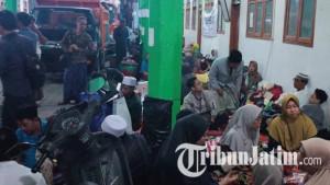 Ratusan-keluarga-korban-ambruknya-musala-di-kompleks-Pondok-Pesantren-Al-Khoziny-Sidoarjo.jpg