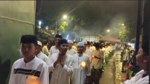 Ratusan-santri-yang-berjalan-kaki-merupakan-santri-dari-pondok-pesantren-Kunuuzul-Imam.jpg