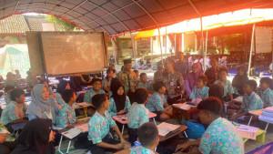Ratusan-siswa-SDN-Kotakulon-2-Bondowoso-saat-mengikuti-pembelajaran-di-tenda-darurat-BPBD.jpg