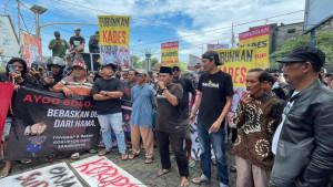 Ratusan-warga-Desa-Kepohagung-Kecamatan-Plumpang-Kabupaten-Tuban.jpg