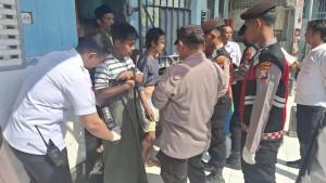 Razia-Mendadak-Satu-per-Satu-Kamar-Hunian-Diperiksa-Rutan-Sampang-Temukan-Barang-Terlarang.jpg