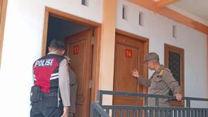 Razia-Siang-Bolong-Dua-Pasangan-Bukan-Suami-Istri-Terjaring-di-Hotel-Tuban.jpg