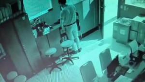 Rekaman-CCTV-yang-menunjukkan-pelaku-AM-saat-beraksi.jpg
