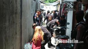 Rekonstruksi-kasus-pembunuhan-dan-mutilasi-yang-dilakukan-Alvi-Maulana-di-kos-surabaya.jpg