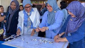 Rektor-Unitomo-Prof-Dr-Siti-Marwiyah-SH-MH-bersama-dosen-dan-mahasiswa.jpg