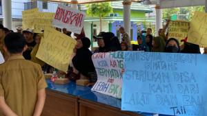 Resah-Diserbu-Jutaan-Lalat-Warga-Baureno-Gruduk-Kantor-Kecamatan-Desak-Kandang-Ayam-Ditutup.jpg