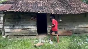 Riansyah-memilih-hidup-sendirian-di-rumah-nyaris-ambruk-peninggalan-mendiang-ayahnya.jpg